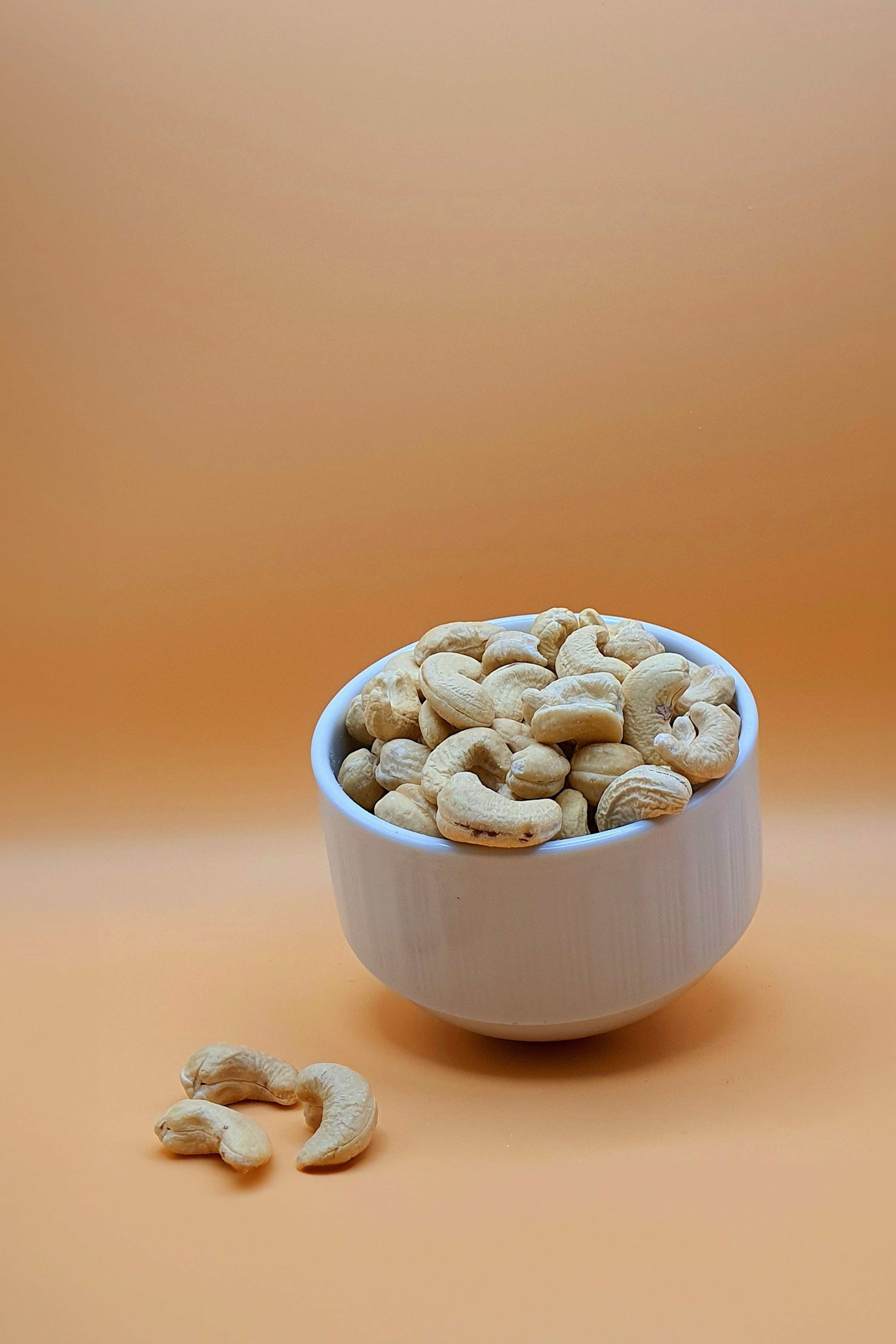 Cashewkerne pur 1000 g serviert in einer Schale vor neutralem Hintergrund