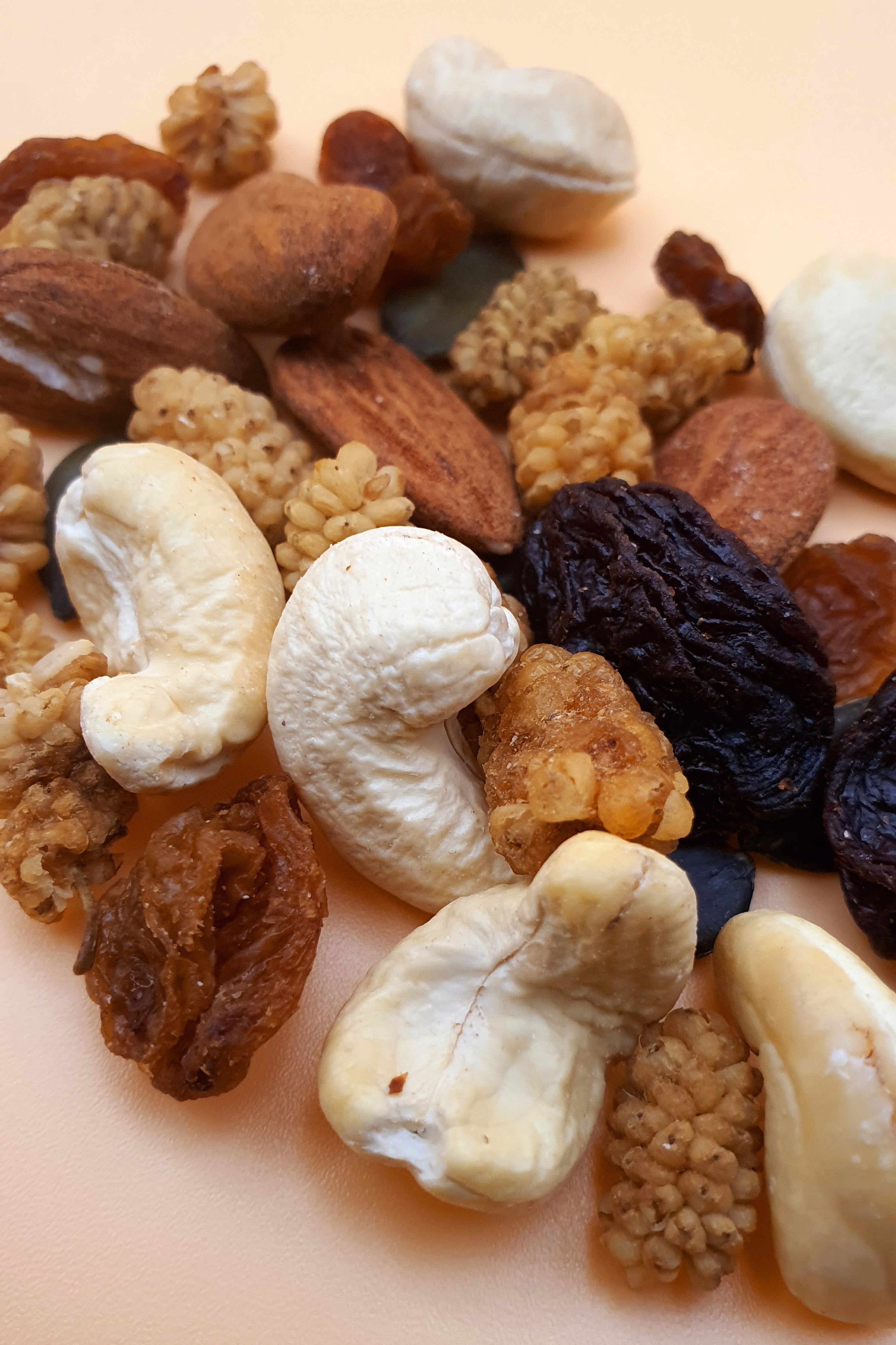 Nuss-Frucht-Mix „Brain Food“ 1000 g vor neutralem Hintergrund