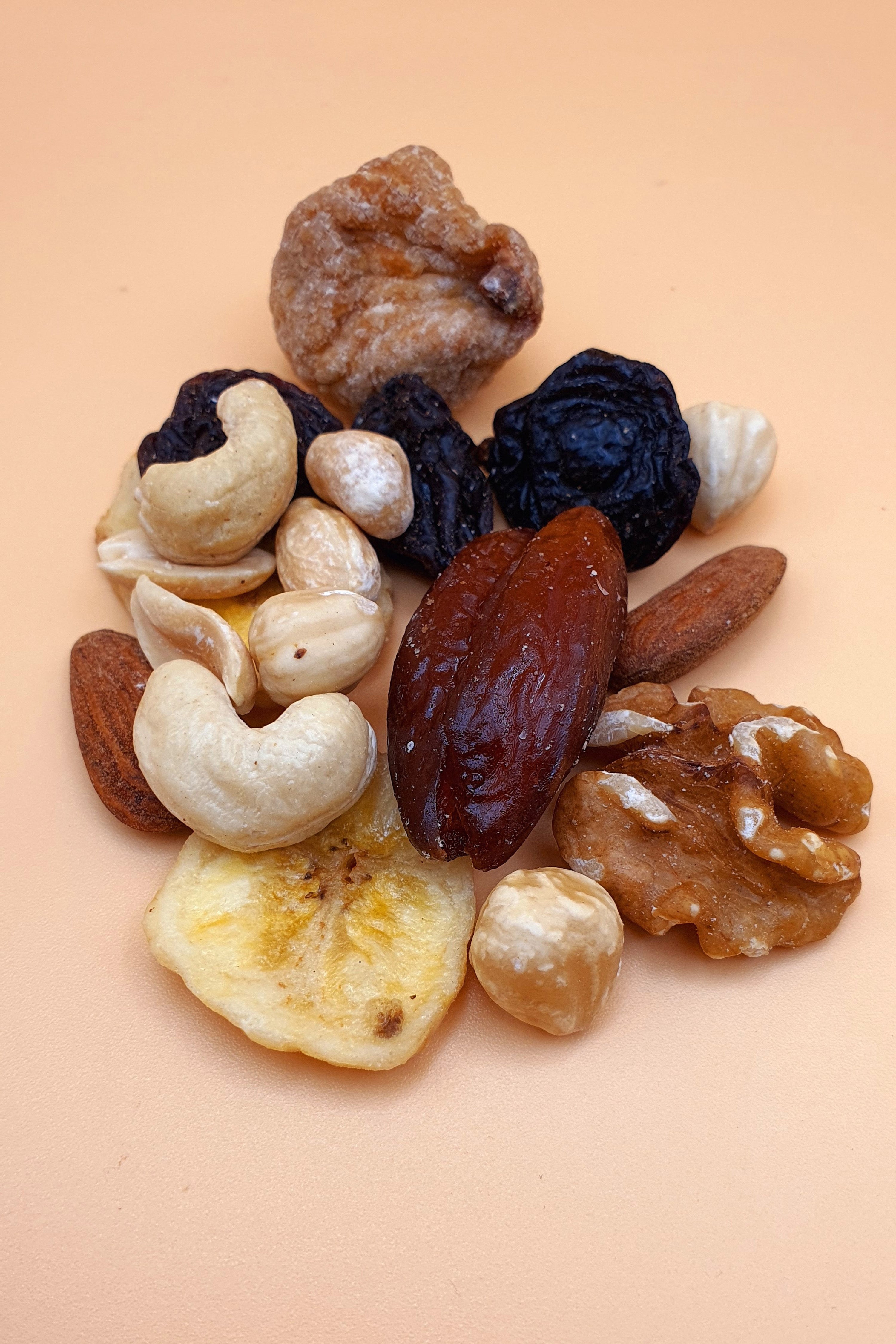 Beeren Nuss-Mix vor neutralem Hintergrund