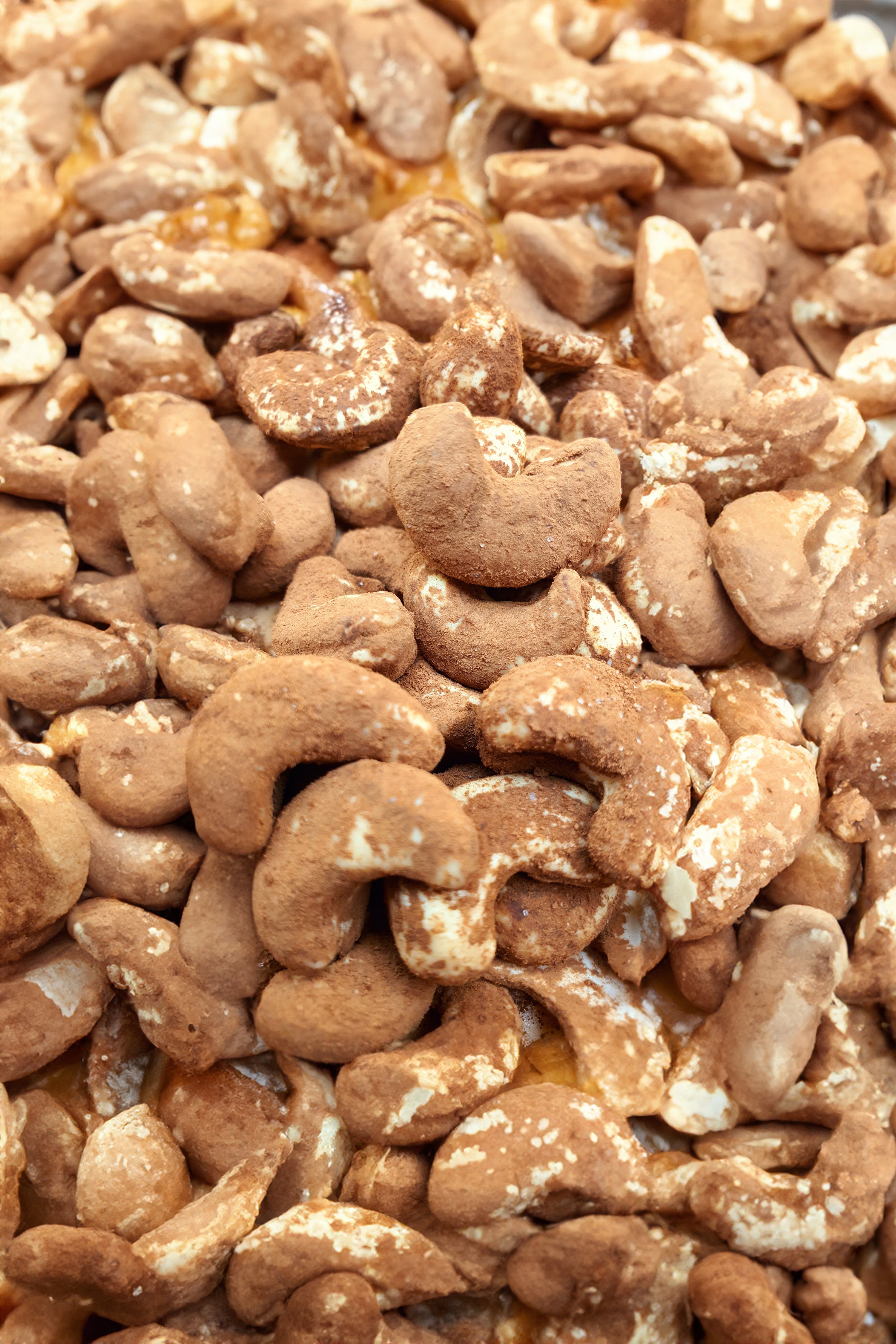 Schoko-Cashewkerne mit Kakao umhüllt 1000 g, große Menge ohne Hintergrund