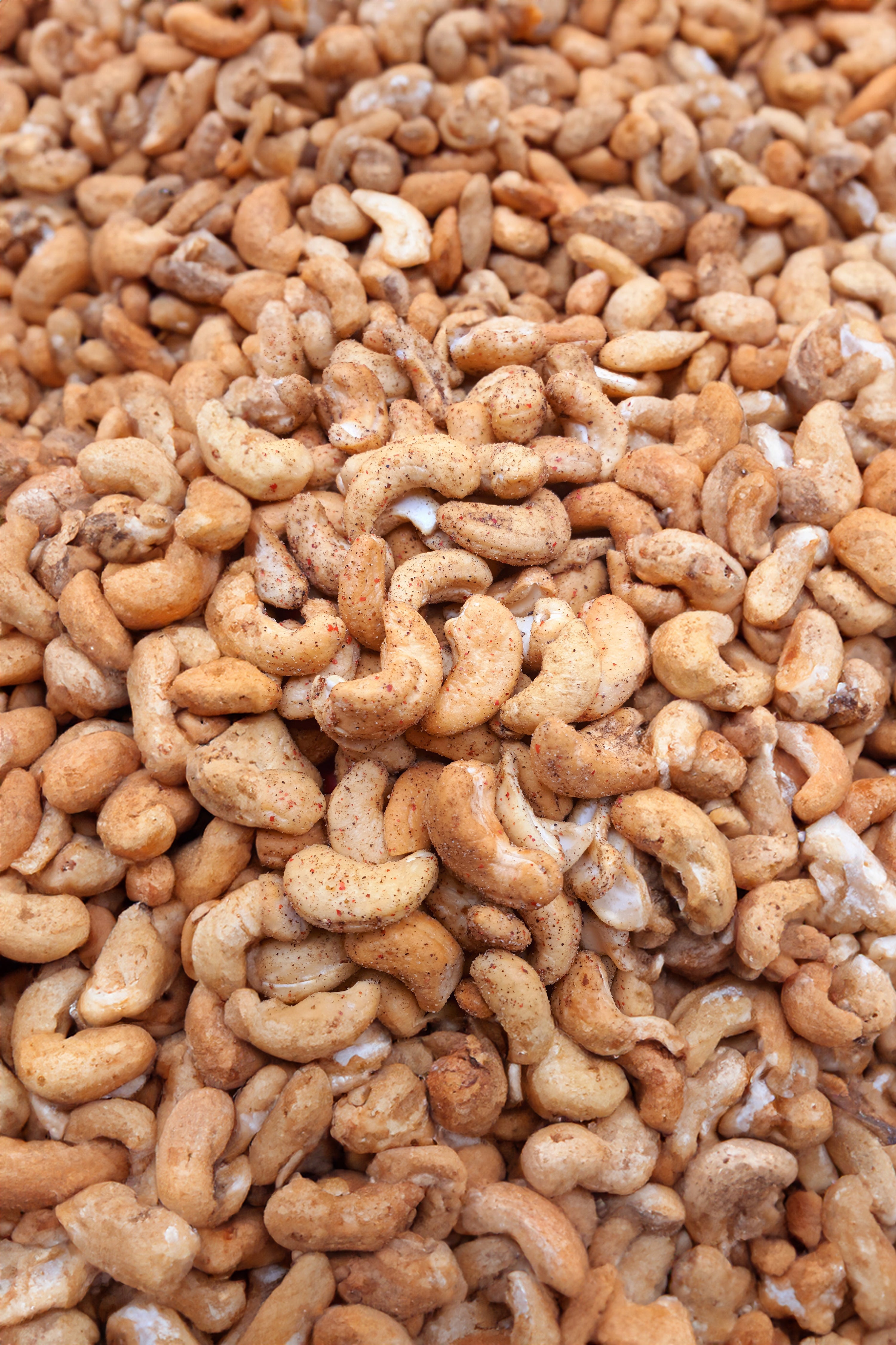 Cashewkerne geröstet mit Pfeffer 1000 g, große Menge ohne Hintergrund
