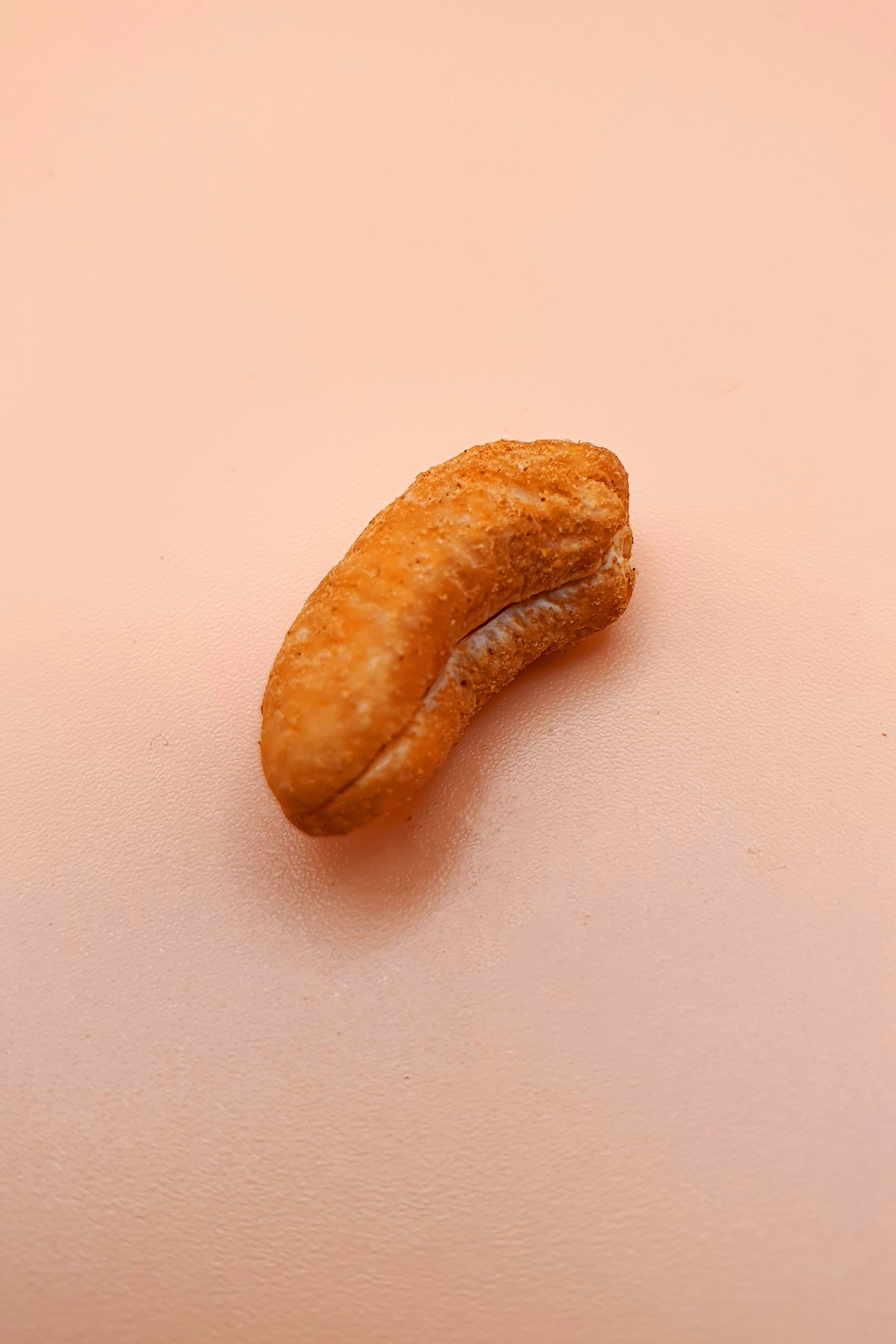 ein Cashewkern scharf mit Chili 1000 g vor neutralem Hintergrund