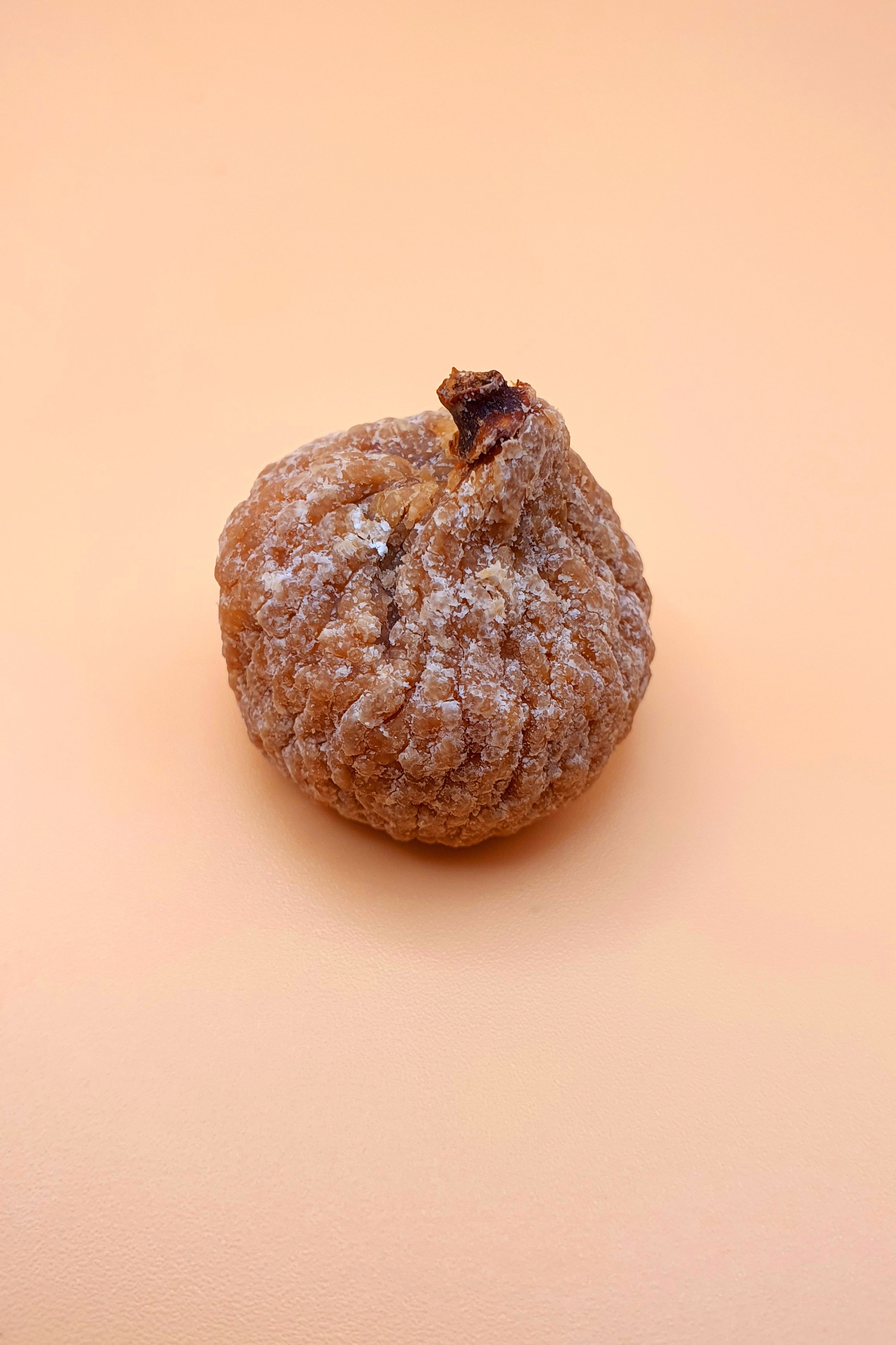 eine getrocknete Feige von getrocknete Feigen 1000g vor neutralem Hintergrund