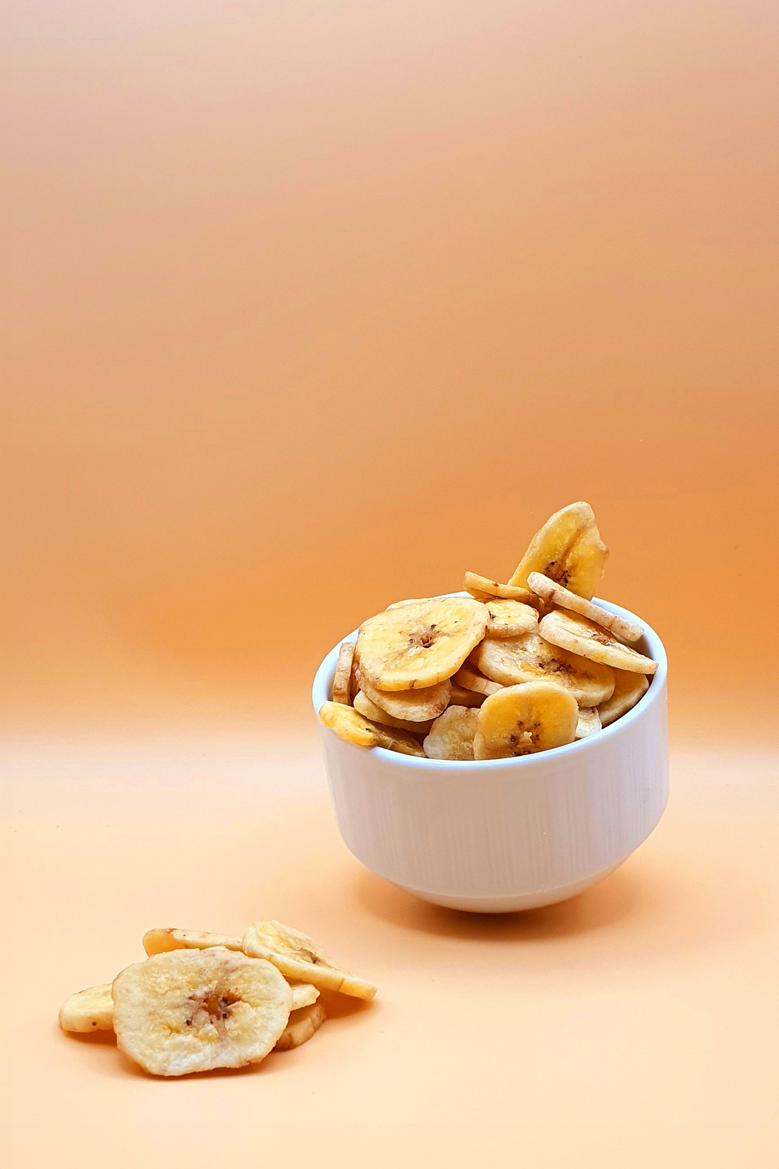 Knabba Baba Bananenchips ohne Zucker serviert in einer Schale vor neutralem Hintergrund
