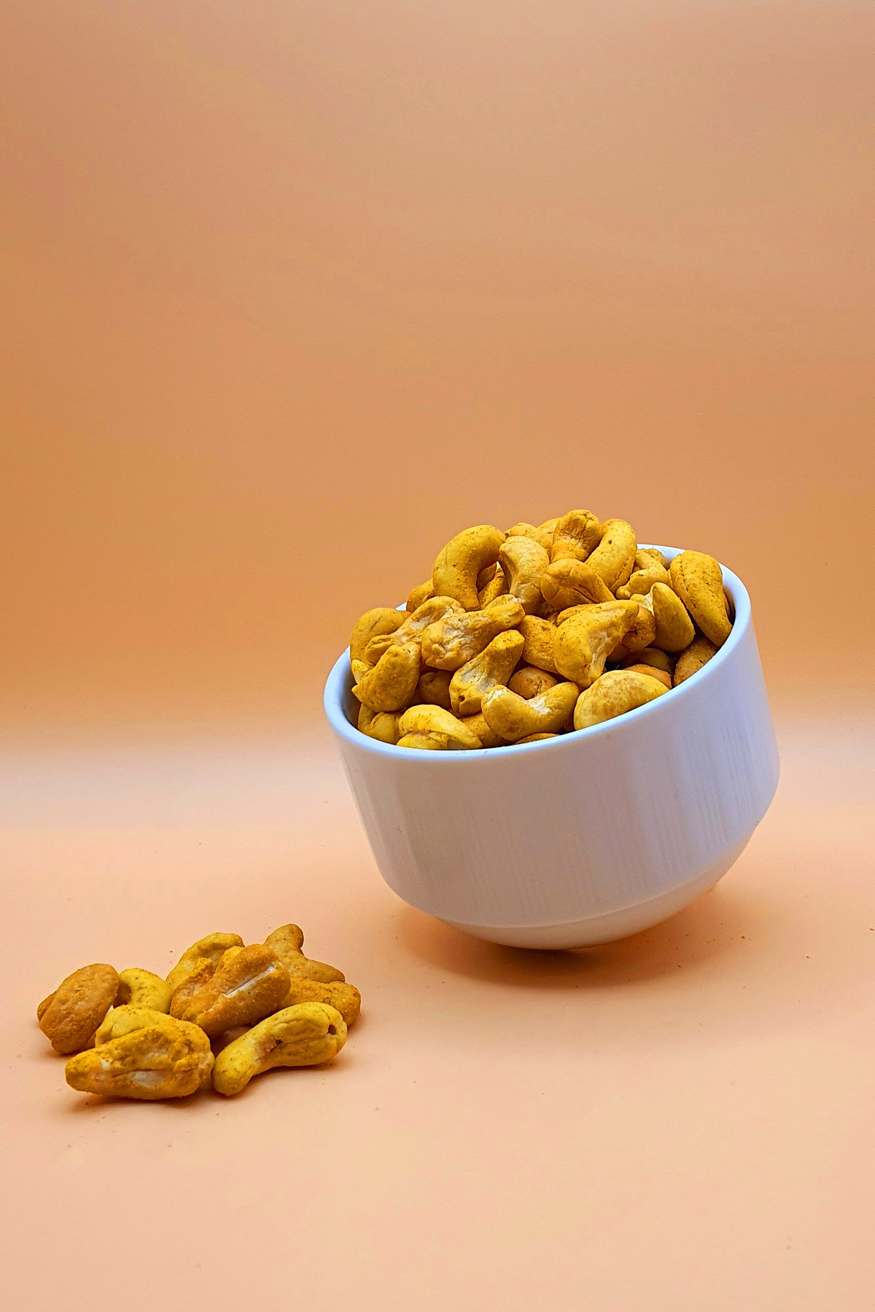 Knabba Baba Cashewkerne Curry Oriental Flavor 1000 g serviert in einer Schale vor neutralem Hintergrund
