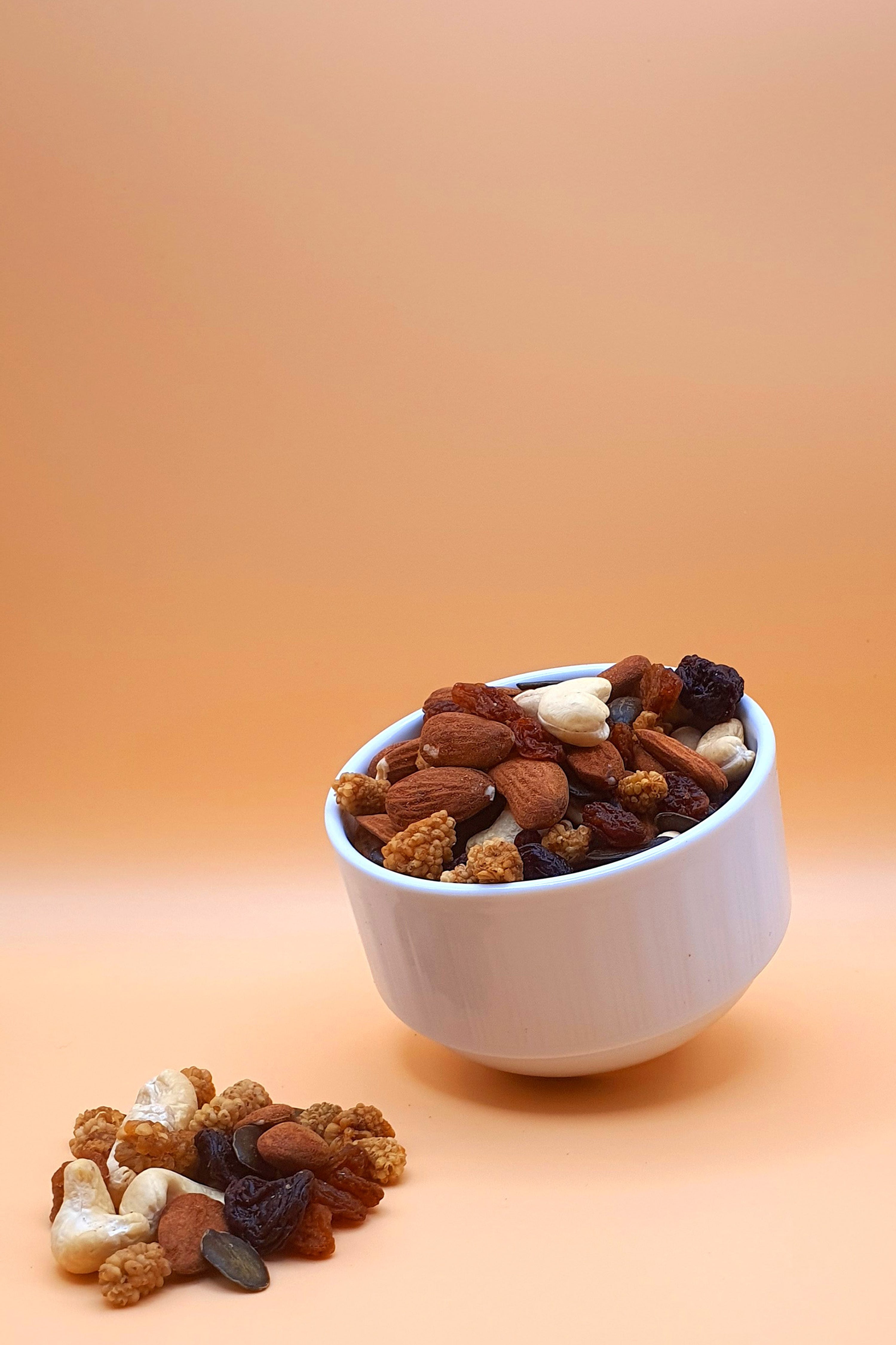Knabba Baba Nuss-Frucht-Mix „Brain Food“ 1000 g serviert in einer Schale vor neutralem Hintergrund