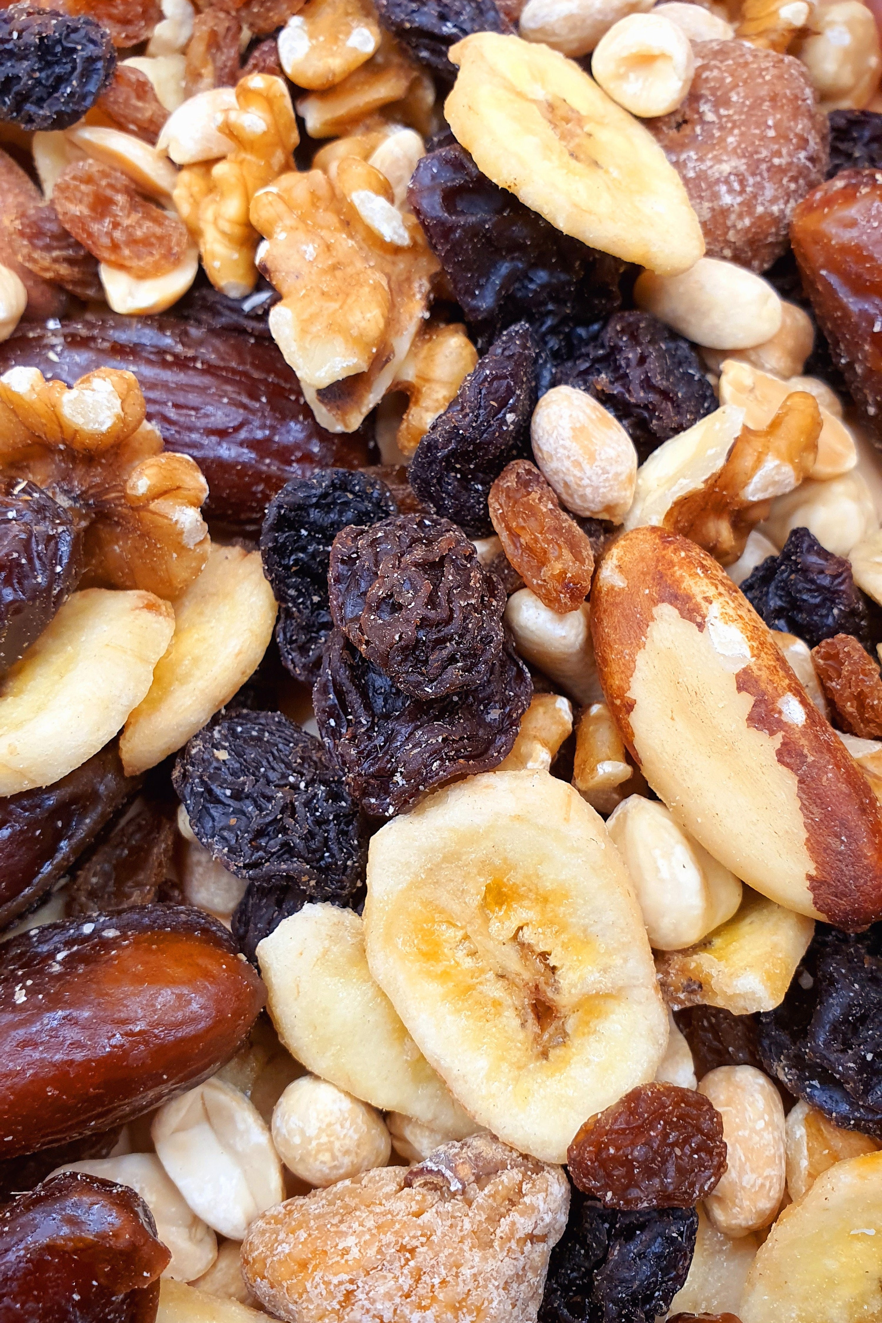 Knabba Baba Nussmischung mit Walnüssen, Cashews, getrockneten Bananenscheiben, Rosinen und Paranüssen