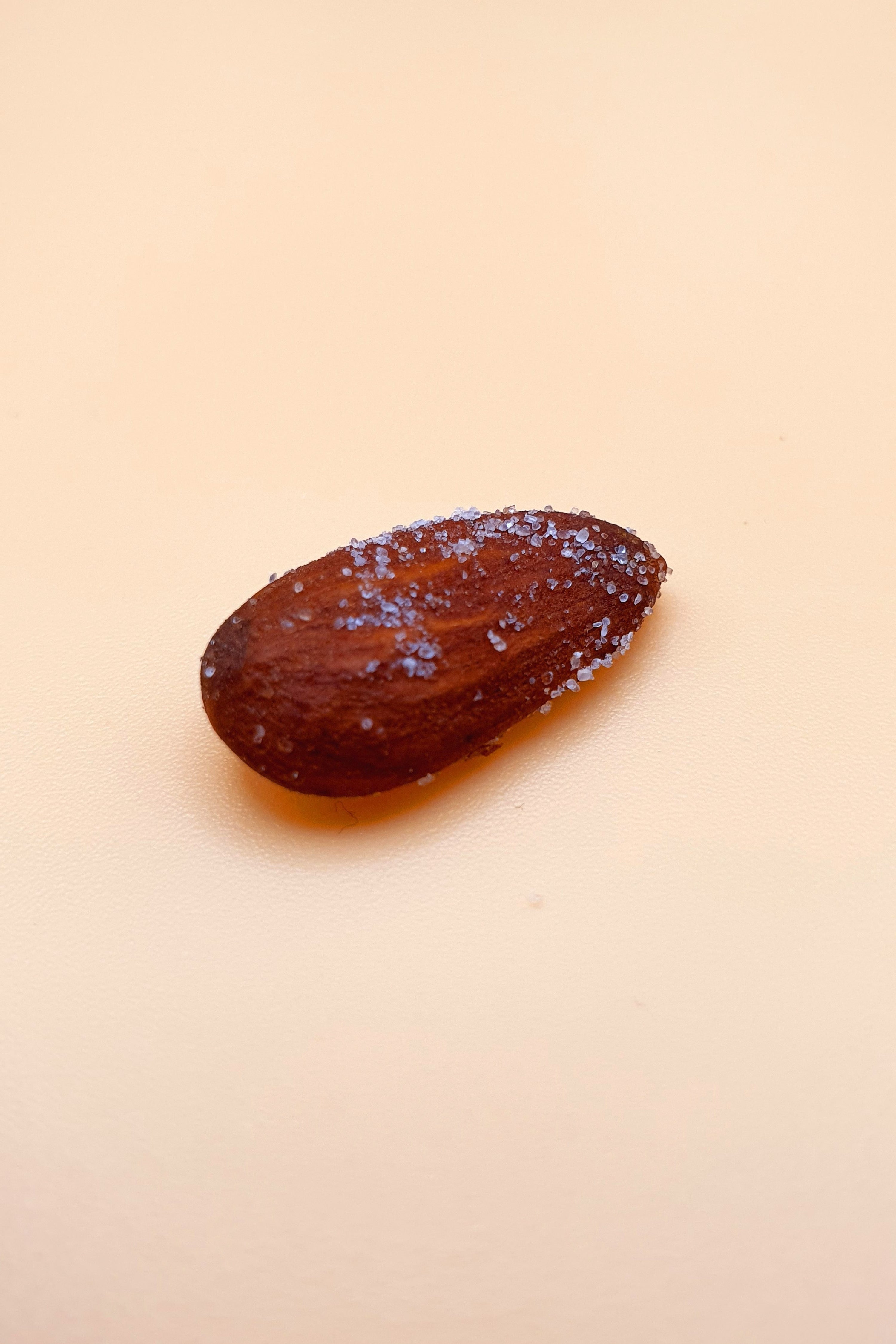 eine Salzmandeln von Salzmandeln geröstet mit Bio Olivenöl 1000 g vor neutralem Hintergrund