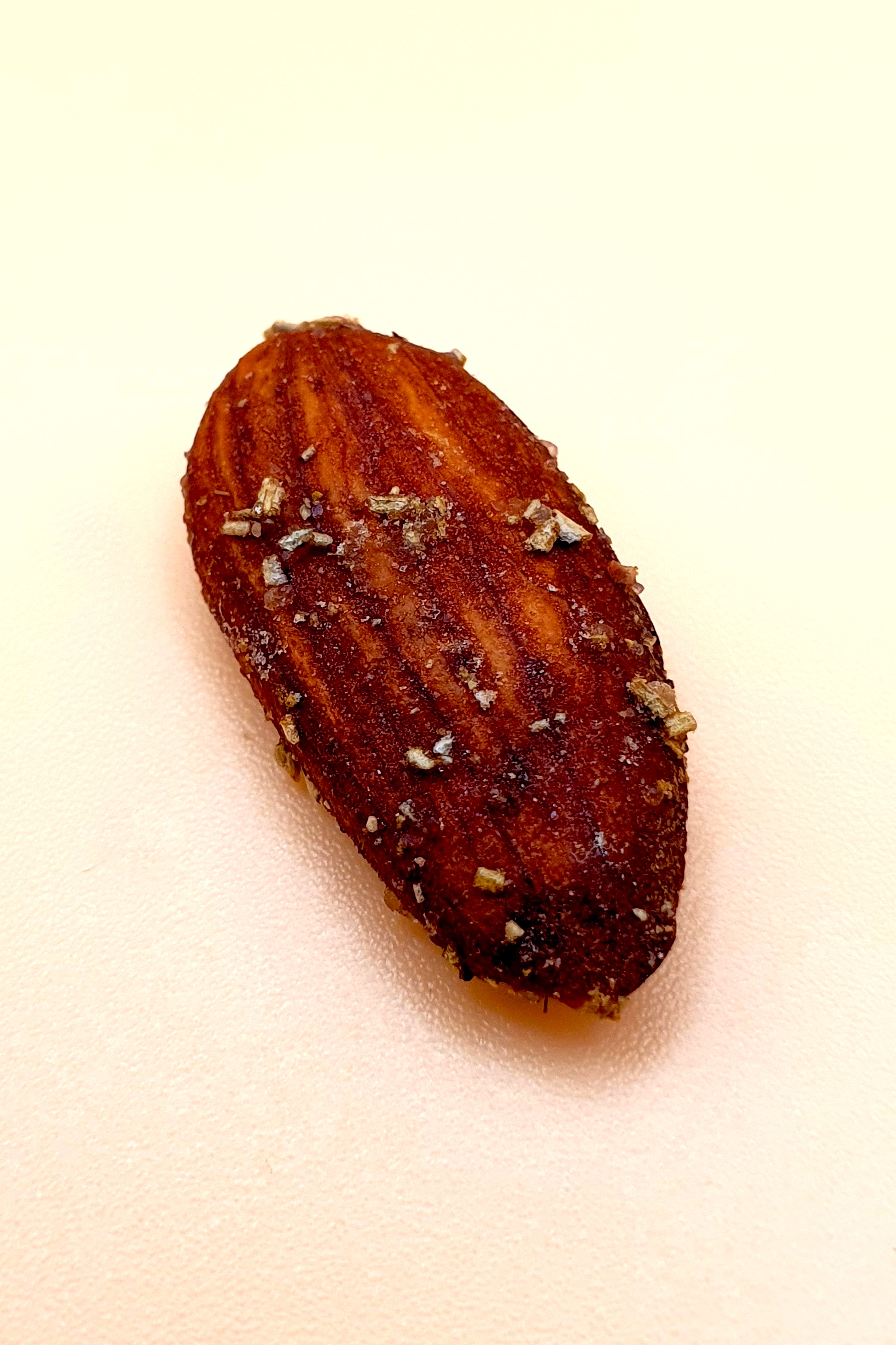 Einzigartige und handgefertigte Gewürzmandel von Knabba Baba mit aromatischen Kräutern