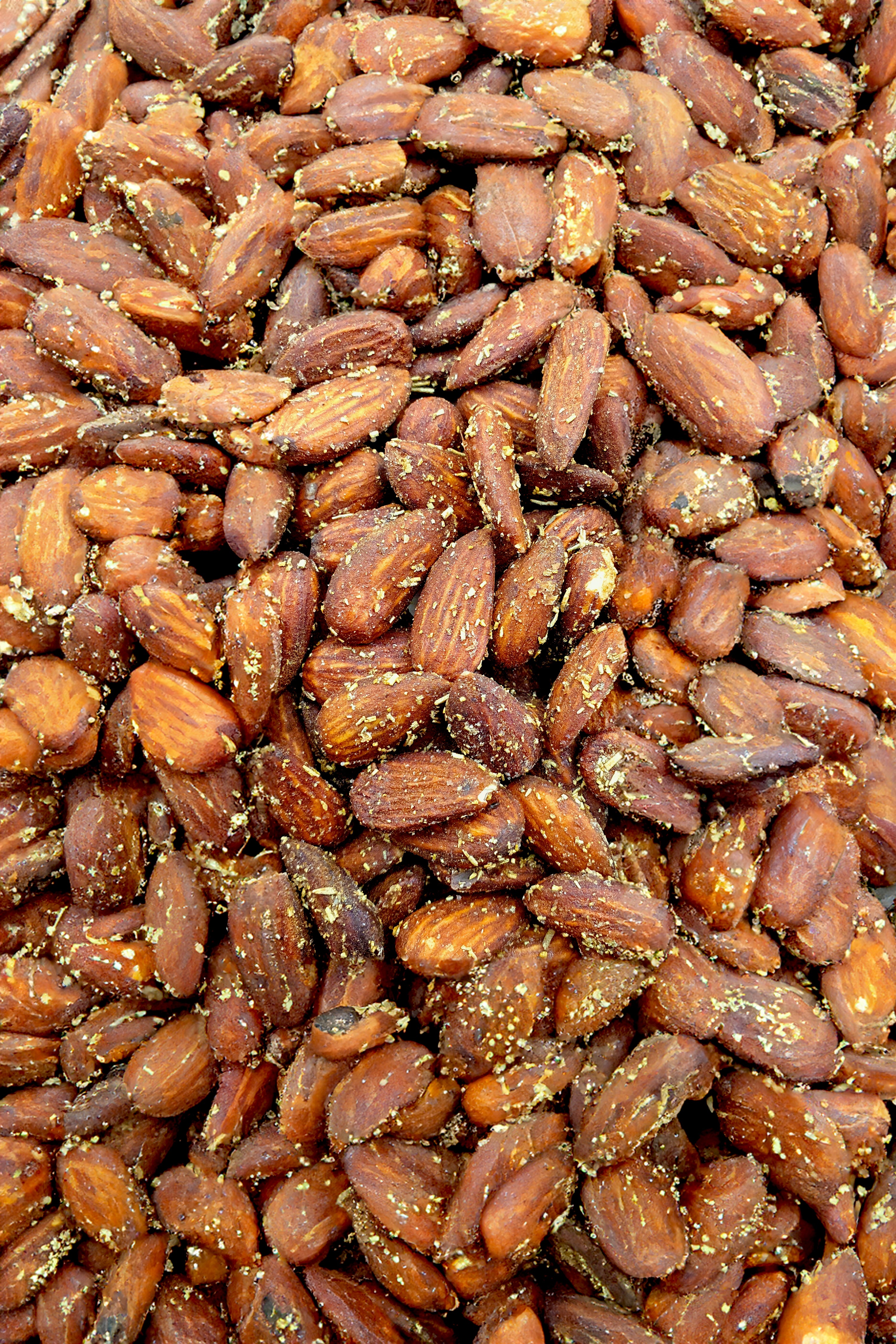 Handgefertigte geröstete Mandeln mit Gewürzen von Knabba Baba als einzigartiger Snack
