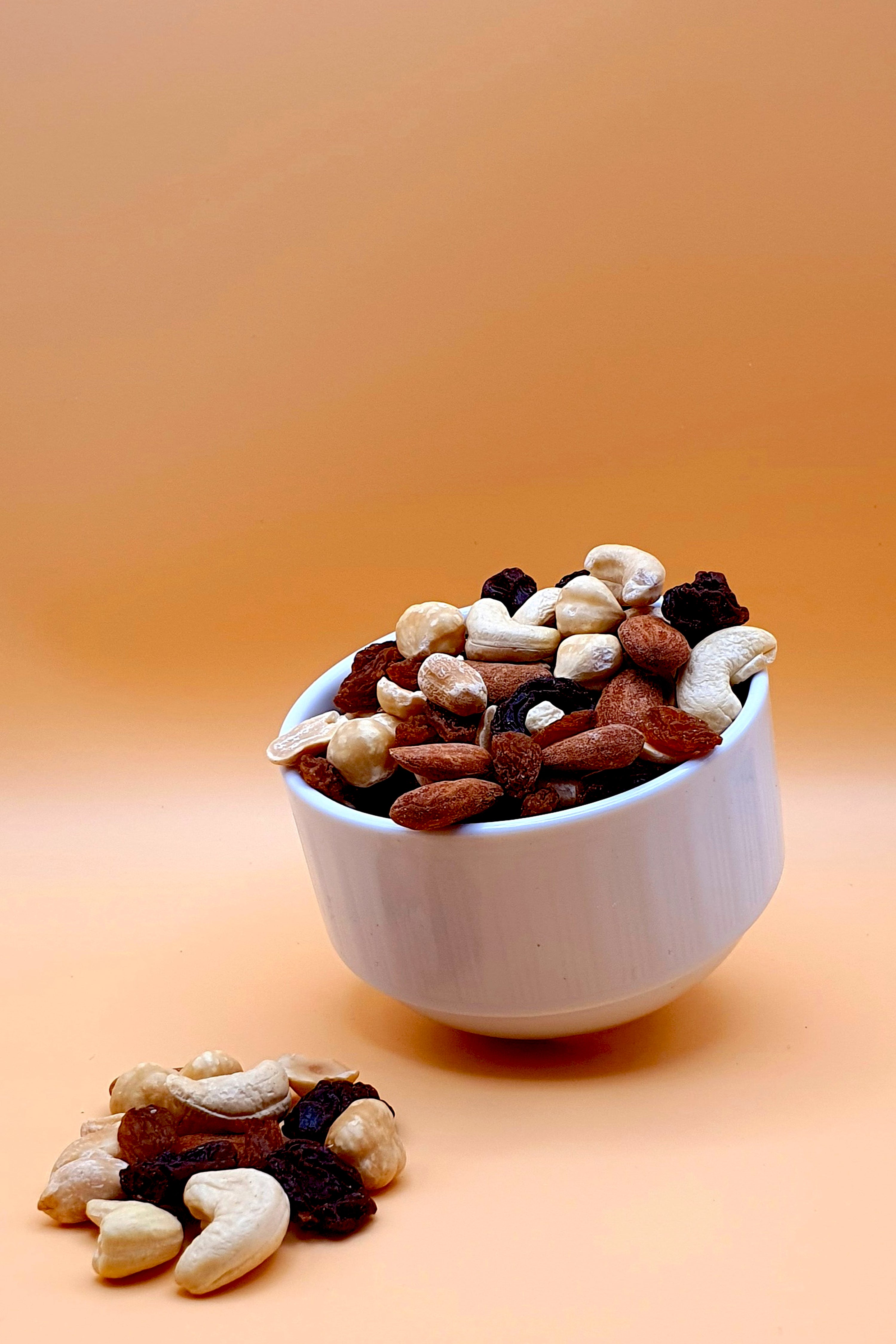 Nussmischungen von Knabba Baba mit Cashews, Mandeln, Haselnüssen und getrockneten Früchten in weißer Schale